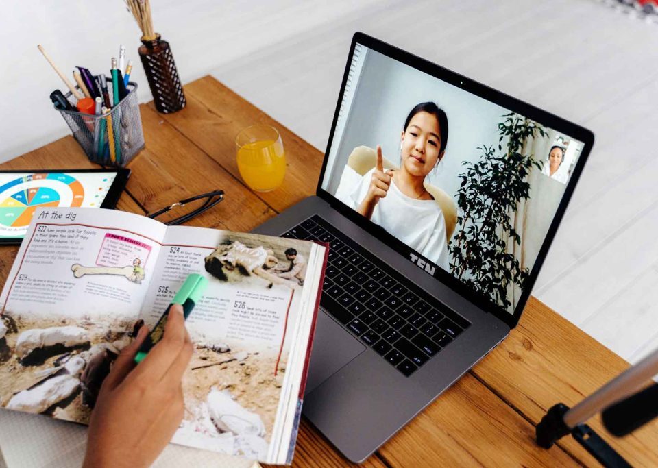 e learning vs traditional learning